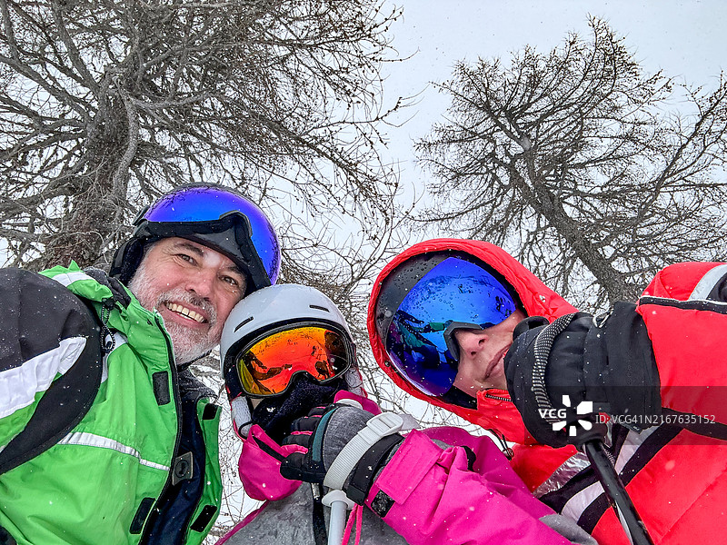 一家人在滑雪坡上自拍图片素材