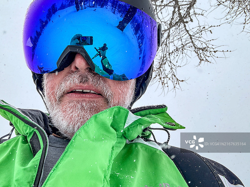 中年男人肖像，身穿滑雪装备图片素材