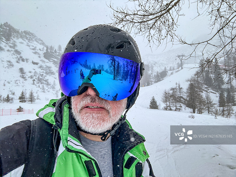 中年男人肖像，身穿滑雪装备图片素材