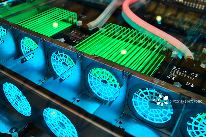 带LED灯的电脑风扇和存储卡图片素材