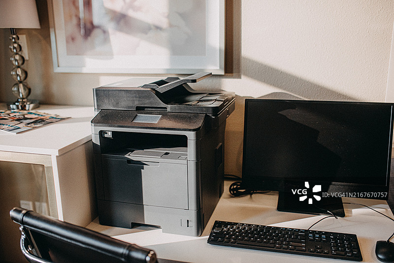 办公桌上的打印机和电脑图片素材