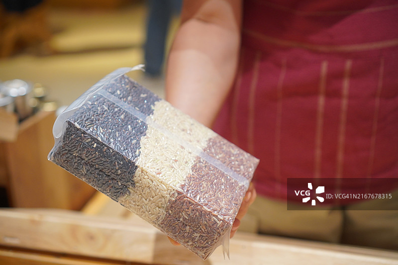 真空包装的糙米图片素材