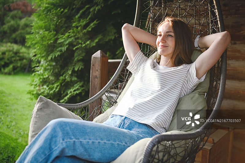 年轻漂亮的女人享受大自然图片素材