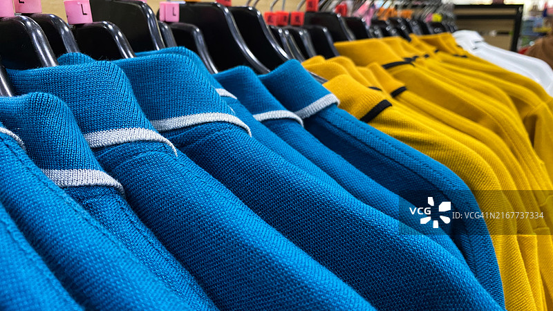 商店里出售的蓝黄色服装图片素材