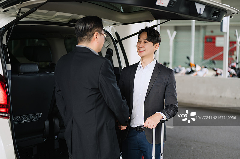 两位亚洲男商人握手告别图片素材