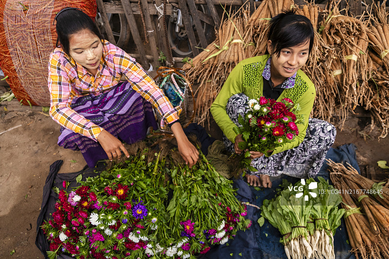 在缅甸出售鲜花的缅甸妇女图片素材