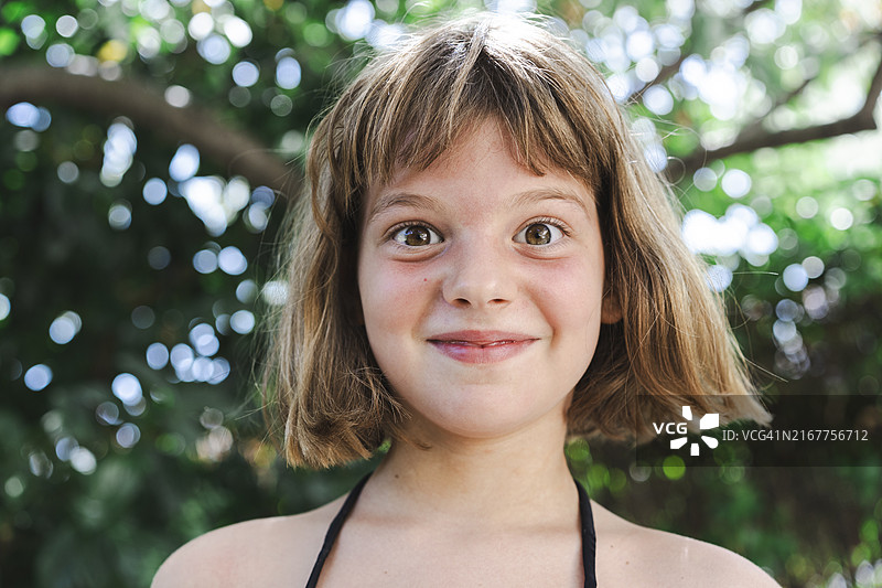 惊讶地看着镜头的美丽金发小女孩肖像图片素材