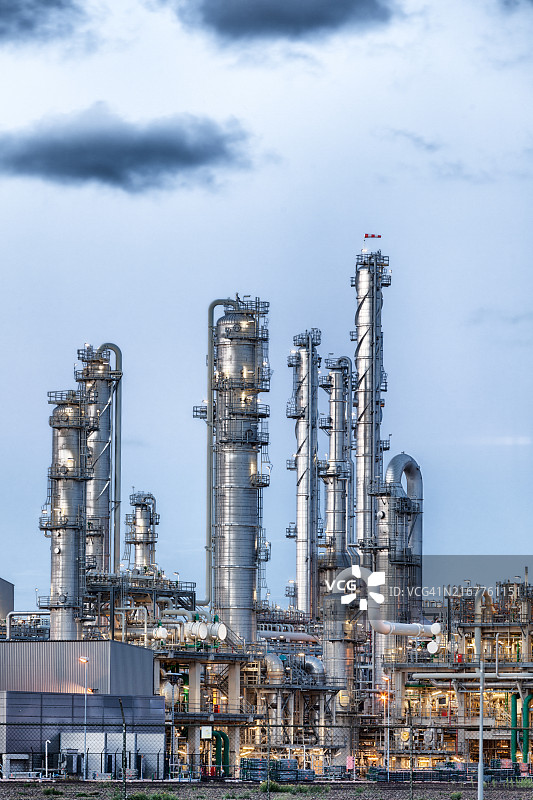 炼油厂，化工厂，石油天然气工业区，大型炼油厂中带阀门的输油管道图片素材