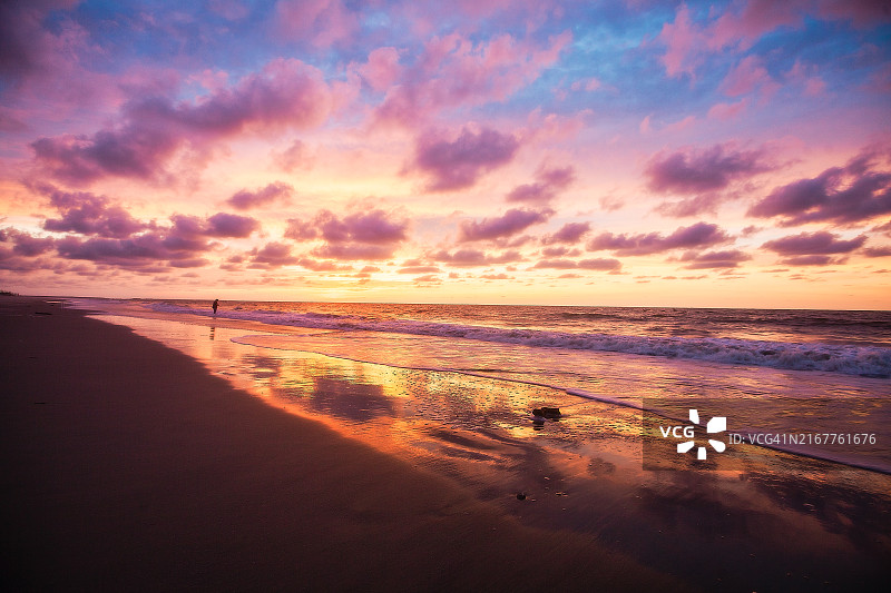 海滩上的彩色日出图片素材