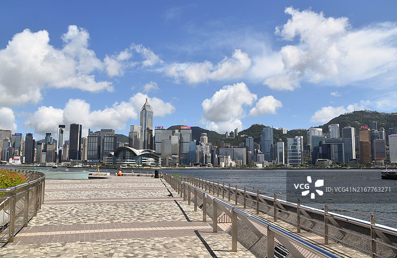 从尖沙咀人行道眺望香港岛维多利亚港图片素材