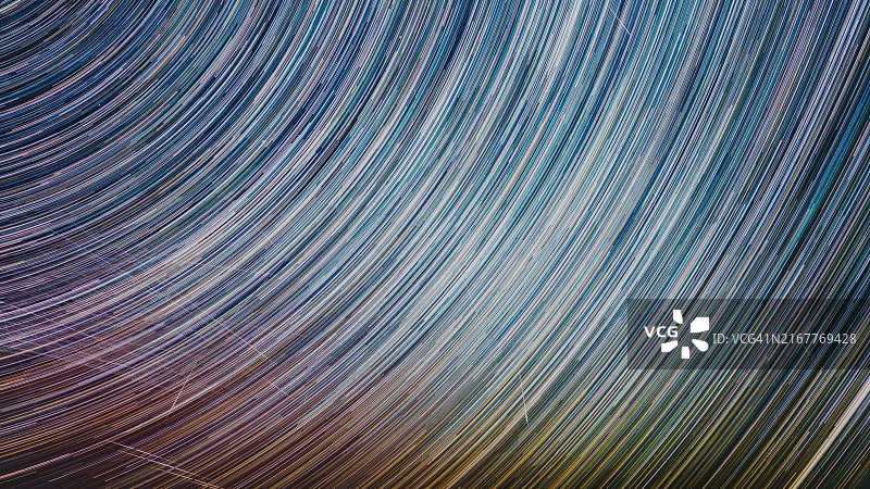 地球自转时，星辰围绕北天极旋转图片素材