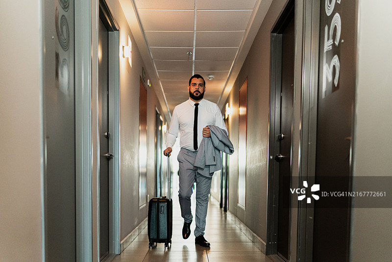 在酒店走廊里行走的商人图片素材
