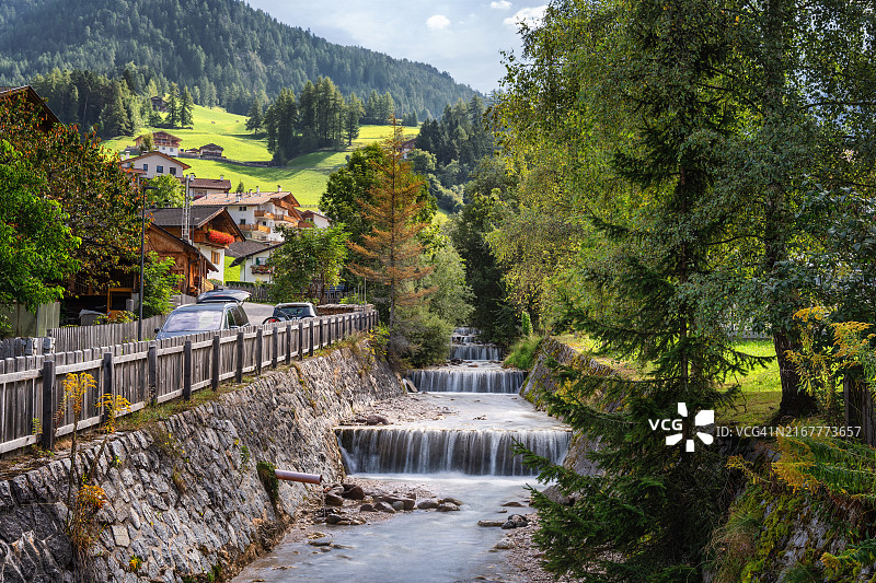 富内斯山谷圣马格达莱纳村的迷人景色，小溪和白云石图片素材