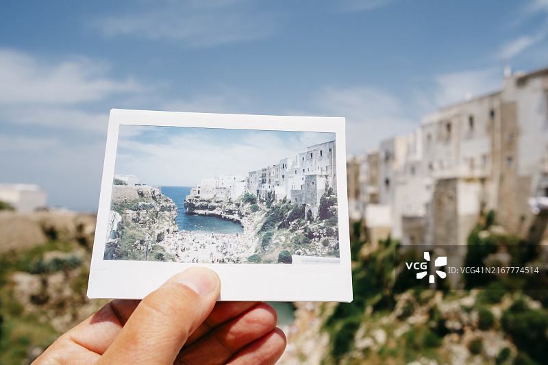 在意大利拍摄风景照的男人图片素材