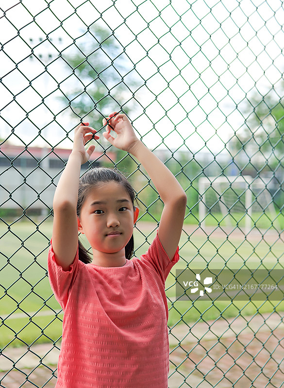小女孩在足球场上图片素材