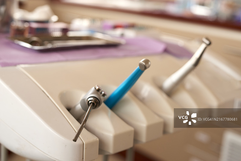 现代诊所中牙医托盘上的牙科工具图片素材