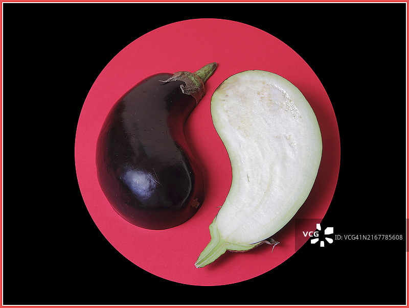 桌子上盘子里的茄子俯视图图片素材