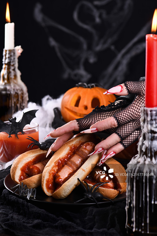 女巫手中的血腥热狗图片素材