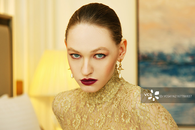 房间里的美丽女人肖像图片素材