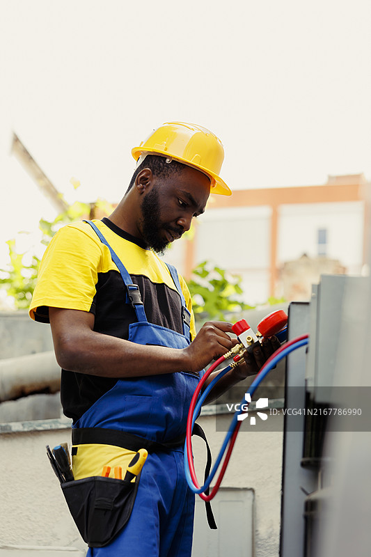 电工组装暖通空调压力计图片素材