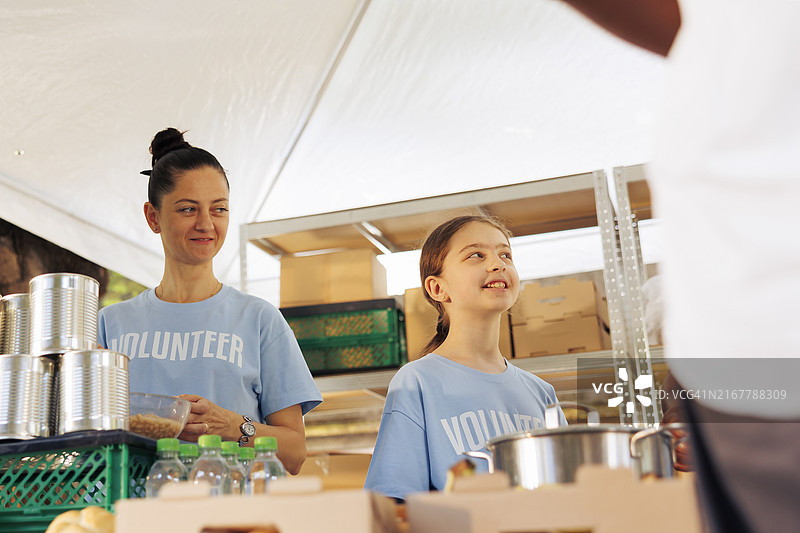 女性慈善工作者帮助无家可归者图片素材