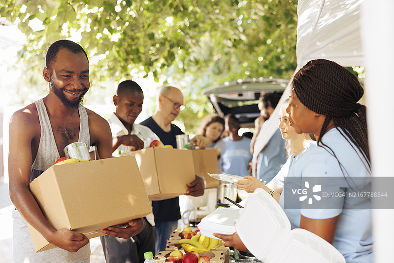 向贫困社区提供膳食图片素材