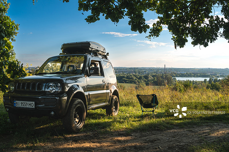 乌克兰赫梅利尼茨基，2024年8月11日，户外老款铃木吉姆尼越野车图片素材