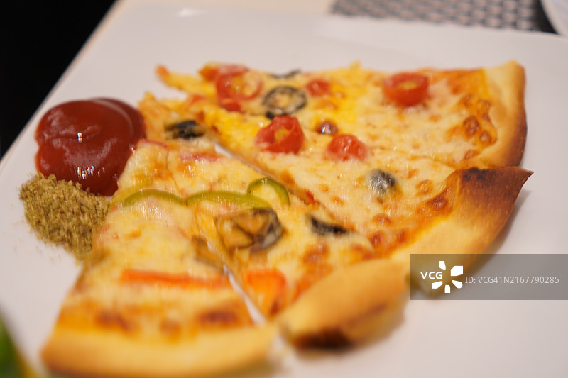 夏威夷火腿培根菠萝披萨图片素材