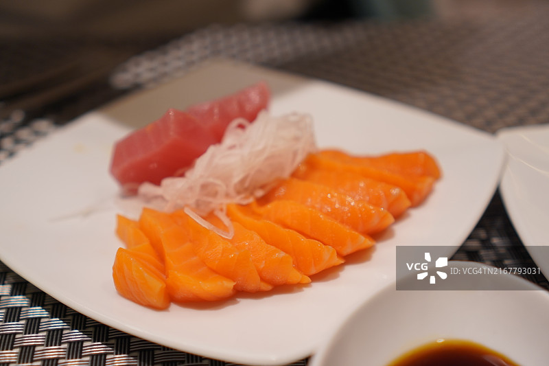 白色托盘中的新鲜三文鱼和金枪鱼日式拼盘图片素材