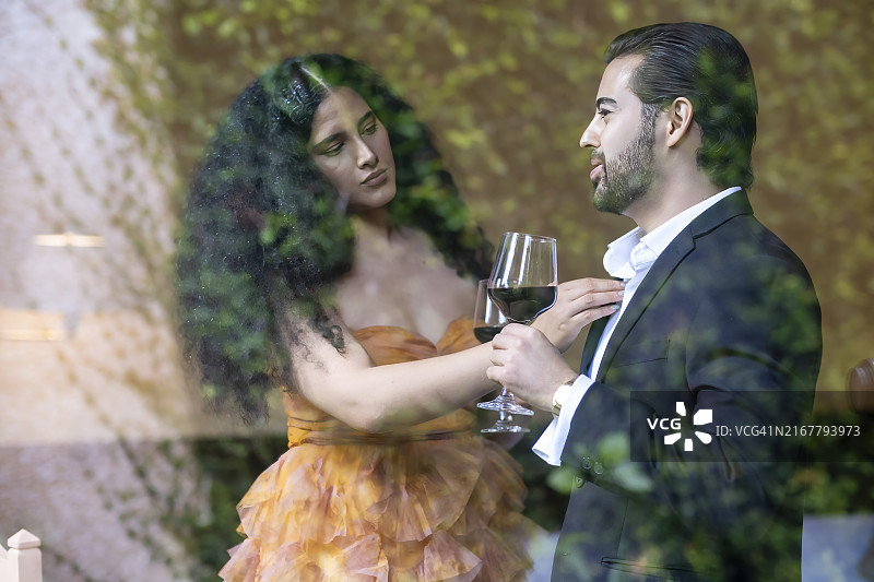 女人正在整理男友的领带图片素材