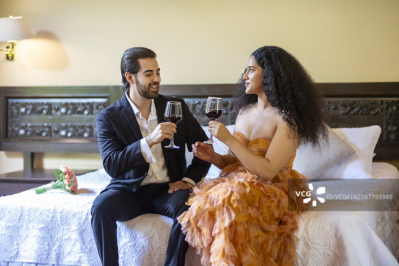 新娘新郎在房间里敬酒图片素材