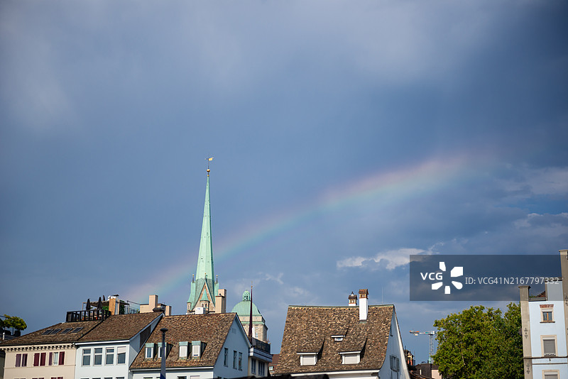 瑞士苏黎世林登霍夫区，圣母大教堂尖顶上空的彩虹图片素材