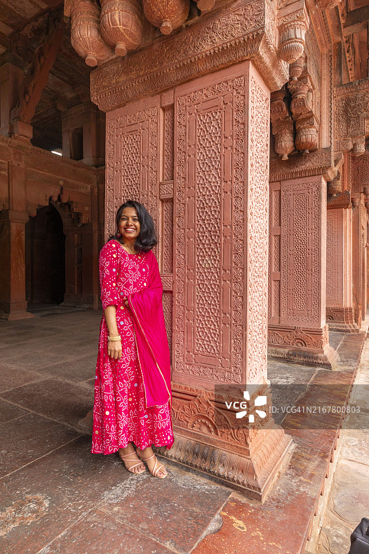 在阿格拉堡（红堡）的年轻印度女子，联合国教科文组织世界遗产，印度北方邦阿格拉，南亚，亚洲图片素材