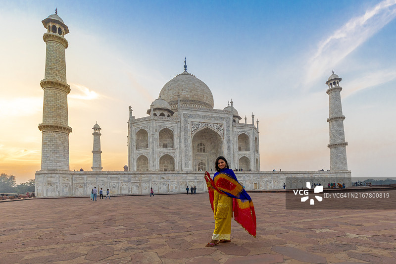 年轻的印度女人在泰姬陵前图片素材