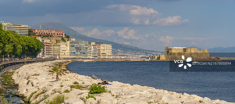 意大利那不勒斯帕特诺佩海滨及蛋堡景观图片素材