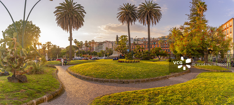 意大利那不勒斯维多利亚广场的乔瓦尼·尼科特拉雕像和彩色建筑图片素材