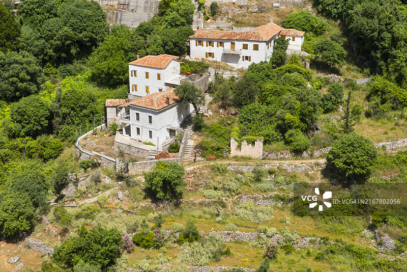 都赫米，爱奥尼亚海岸的村庄，位于阿尔巴尼亚克劳尼亚山脉，欧洲图片素材