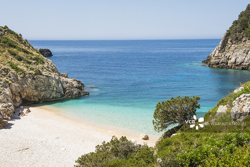 卡拉布伦-萨赞海洋公园内的达菲内斯湾海滩，位于阿尔巴尼亚发罗拉湾的卡拉布伦半岛，欧洲图片素材