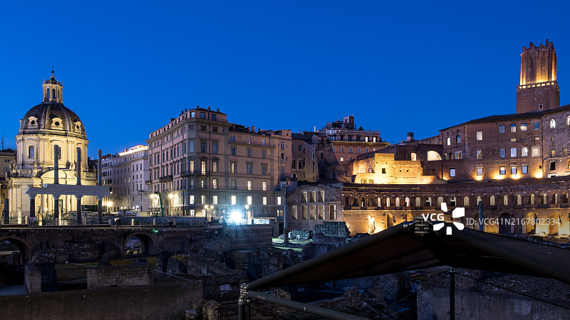 罗马历史中心城市场景：前景是图拉真广场遗址，联合国教科文组织世界遗产，意大利拉齐奥罗马，欧洲图片素材