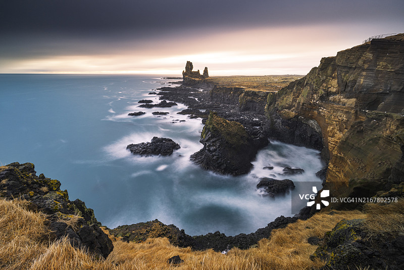 寒冷冬日下的冰岛Londrangar玄武岩悬崖长曝光图片素材