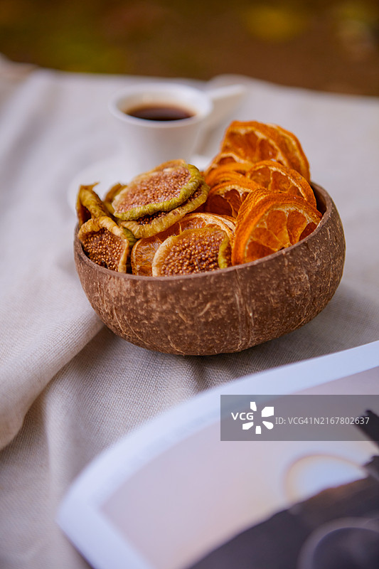 影棚灯光下的碗装无花果和橙子摄影图片素材