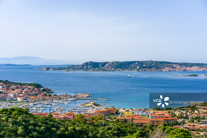 撒丁岛帕劳海岸观景点，背景是意大利拉马达莱纳岛图片素材