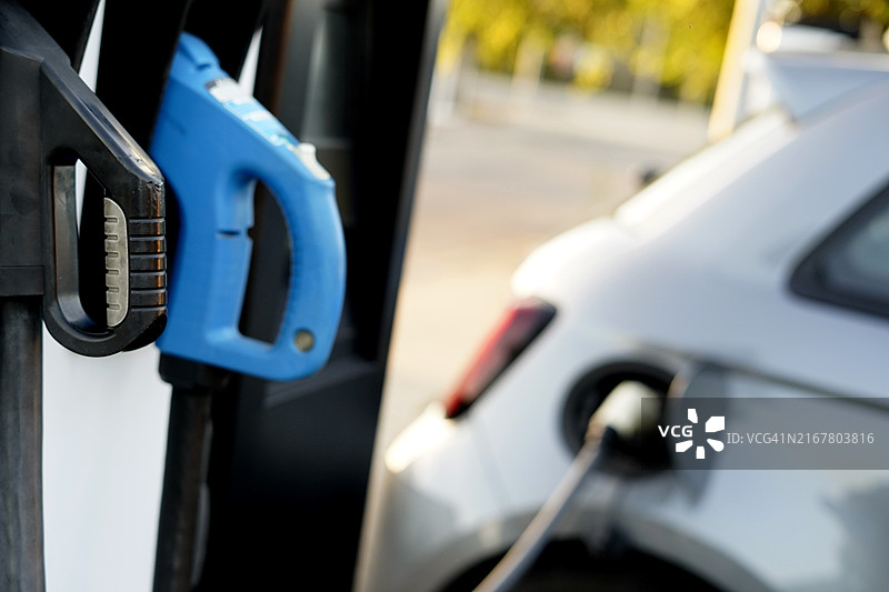 充电站前景中两个不同连接器插头的细节图片素材