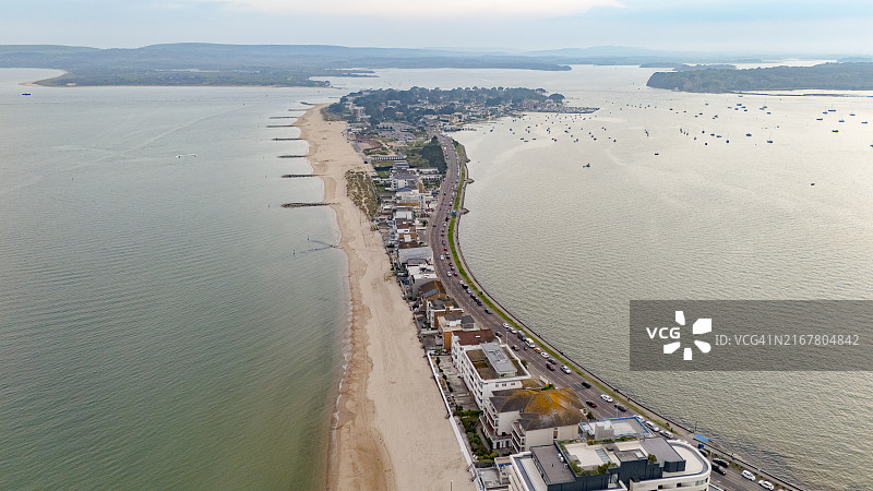 英国多塞特郡，延伸至普尔港的沙洲、斯图德兰和布朗sea岛航拍图片素材