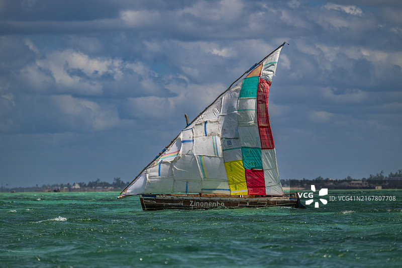莫桑比克岛海岸的传统阿拉伯三角帆船，莫桑比克，非洲图片素材