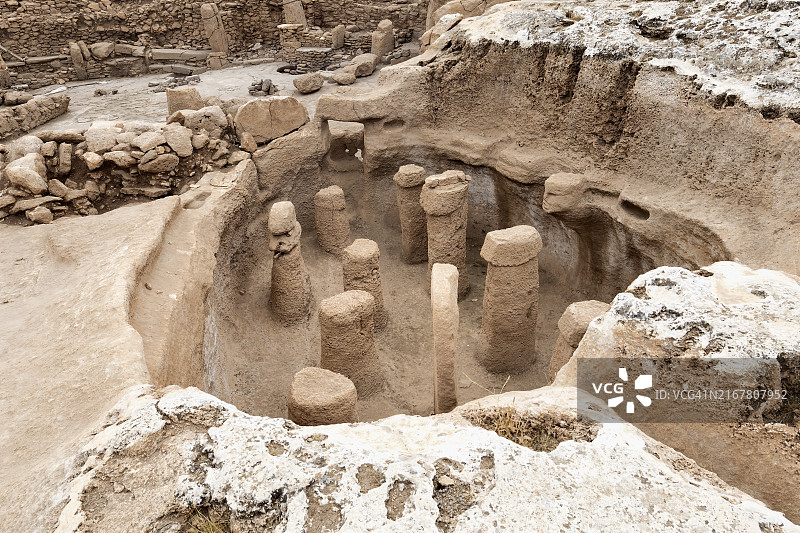 卡拉汉·特佩新石器时代考古遗址，圆形石头结构与T形柱，土耳其图片素材