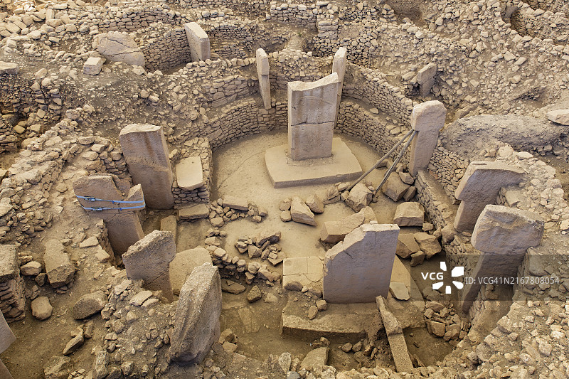 土耳其哥贝克力石阵：巨石柱组成的圆形结构图片素材
