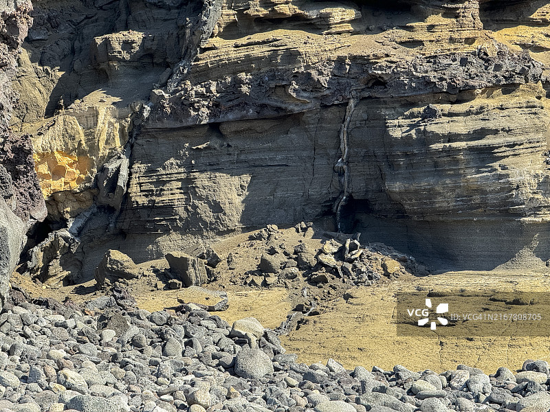 墨西哥加利福尼亚半岛龟岛休眠火山熔岩流和凝灰岩层图片素材