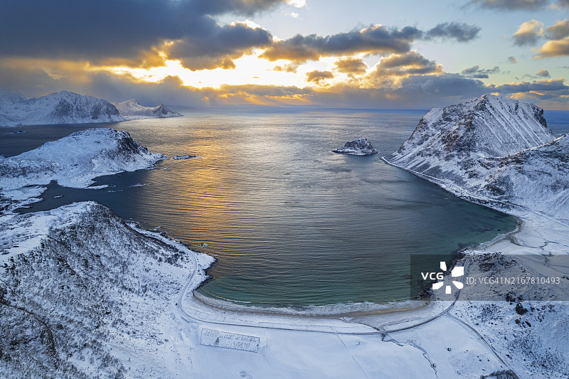 挪威罗弗敦群岛雪景海滩航拍图片素材