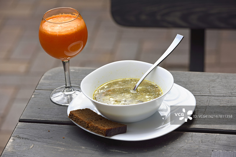 汤、胡萝卜汁与餐厅（立陶宛）图片素材